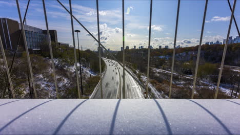 Zeitraffer-über-Den-Belebten-Don-Valley-Parkway-Vom-Bloor-Street-Viaduct-In-Toronto-An-Einem-Klaren,-Verschneiten-Kanada-Tag