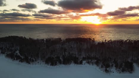 Slow-pan-across-the-horizon-of-lake-Michigan-during-a-Winter-sunset