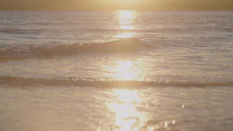 Ein-Malerisches-Filmmaterial-Der-Meereslandschaft-Und-Meereswellen-Am-Strand-Bei-Sonnenuntergang