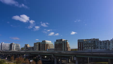 Zeitraffer-Der-Skyline-Von-Toronto,-Während-Die-Autos-Auf-Dem-Geschäftigen-Gardner-Expressway-Vorbeifahren