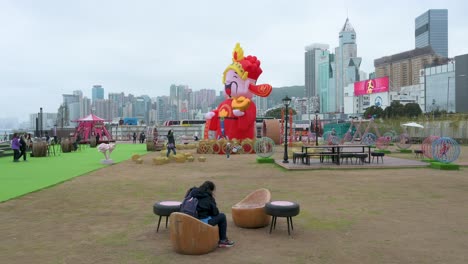 Ein-Chinesisches-Neujahrsthema-installationsereignis-Im-Freien-Für-Das-Chinesische-Mondneujahr,-Während-Wolkenkratzer-Im-Hintergrund-In-Hongkong-Zu-Sehen-Sind