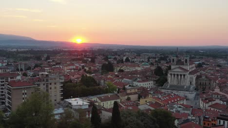 Stadt-Schio-Italien-Bei-Sonnenaufgang-Luftaufnahme-Der-Kathedrale