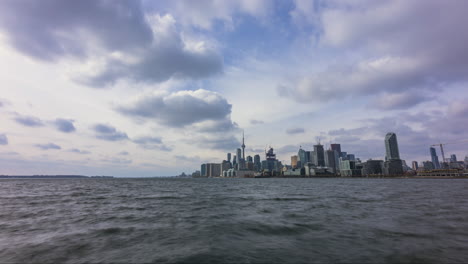 Weitwinkel-Zeitraffer-Der-Skyline-Von-Toronto-Von-Der-Anderen-Seite-Der-Bucht-Am-Polson-Pier