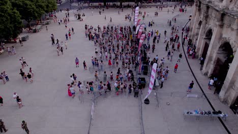 Drone-tilt-to-reveal-the-queue-in-front-of-the-Arena-of-Nîmes