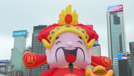 Ein-Chinesisches-Neujahrsthema-installationsereignis-Im-Freien-Für-Das-Chinesische-Mondneujahr,-Während-Wolkenkratzer-Im-Hintergrund-In-Hongkong-Zu-Sehen-Sind