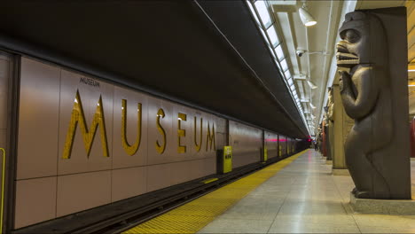 Lapso-De-Tiempo-De-Los-Trenes-Subterráneos-Que-Van-Y-Vienen-A-Través-De-La-Parada-única-De-La-Estación-De-Metro-Del-Museo-Real-De-Ontario