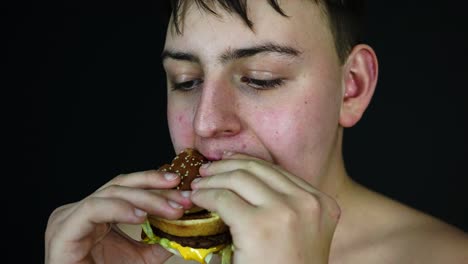 Joven-Con-Sobrepeso-Comiendo-Hamburguesa,-Dieta-Poco-Saludable-Y-Concepto-De-Obesidad,-De-Cerca