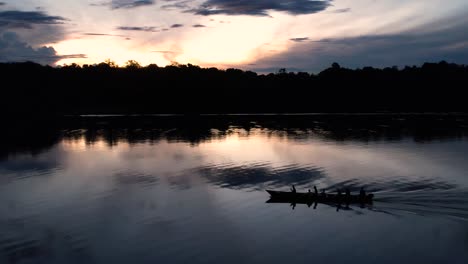 Boot-Bei-Sonnenuntergang-Auf-Dem-Amazonas