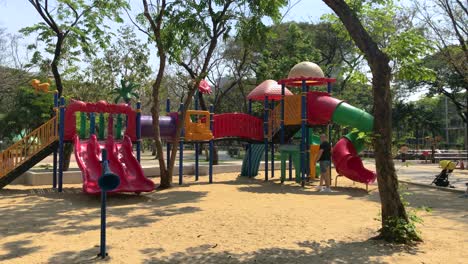 Parque-Infantil-En-El-Parque-Público-Lumphini