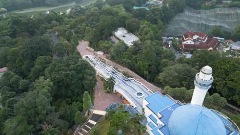 Droneshot-Del-Planetario-Cerca-Del-Jardín-Botánico-De-Primer-Nivel-En-Kuala-Lumpur,-Malasia