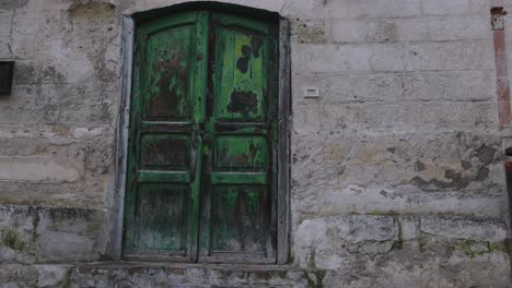 Matera,-Italien-Grüne-Tür-Und-Wand