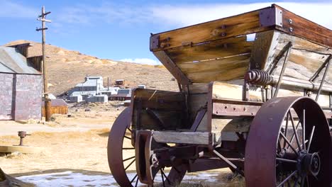 A-panshot-in-a-ghost-town,-rusted-wagon