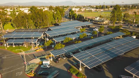 Erkunden-Sie-Die-Innovative-Lösung-Für-Grüne-Energie-Auf-Diesem-Parkplatz-Mit-Seinen-Sonnenkollektoren-Auf-Dem-Dach-Und-Den-üppig-Grünen-Bäumen-In-Diesem-Atemberaubenden-Drohnen-Zeitraffer,-Der-Saubere-Energie-Zeigt