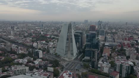 Luftaufnahme-Eines-Kreisverkehrs-Mit-Riesigen-Gebäuden-Im-Hintergrund-In-Mexiko-Stadt