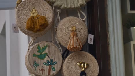 Traditional-handmade-handbags-in-a-shop-of-Cartagena,-Colombia