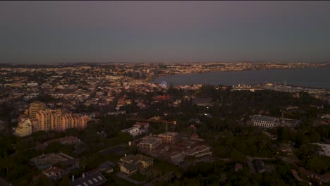 Drohne-Fliegt-über-Die-Nachtlandschaft-Des-Cascais-zentrums-In-Der-Nähe-Von-Lissabon-Mit-Marine-Im-Hintergrund