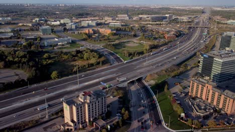 Statischer-Drohnenblick-Auf-Eine-Große-Autobahn-Und-Eine-Straßenkreuzung-In-Einem-Industriegebiet