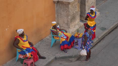 Palenqueras-Hablando-En-La-Calle-Cartagenas-Con-Ropa-Tradicional