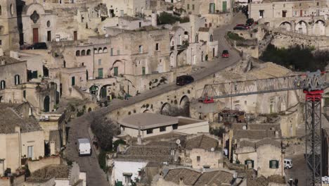 Matera,-Italien-Autos-Fahren-Bergauf