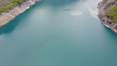 Valle-De-Trolltunga-Con-Drone-Mirando-Sobre-El-Lago-Glaciar