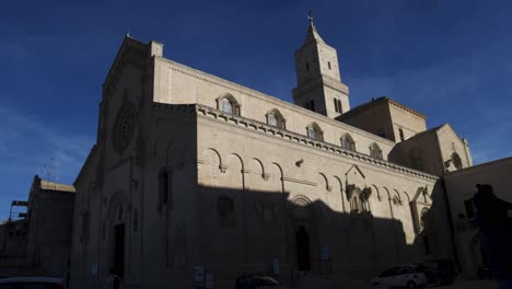 Matera,-Itlay-Piazza-Duomo-Mirando-Hacia-Arriba-Con-Sombra
