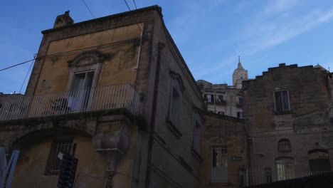 Matera,-Itlay-looking-up-towards-church