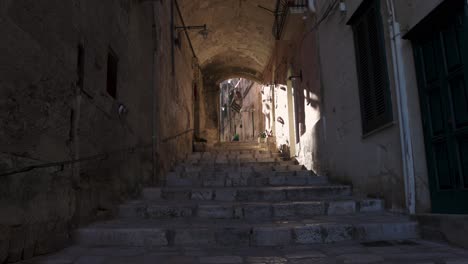 Matera,-Italy-alley-with-great-light-morning