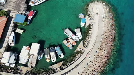Eine-Drohnenansicht-Eines-Tropischen-Jachthafens-Mit-Anlegenden-Booten