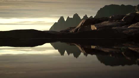 Erstaunliche-Reflexion-Und-Sonnenuntergang-Auf-Der-Insel-Senja-Bei-Sonnenuntergang