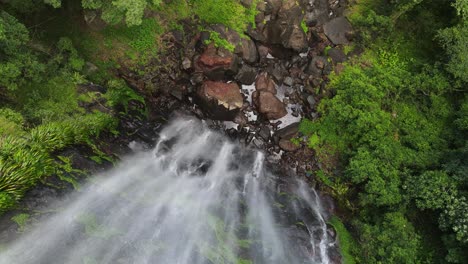 Spektakuläre-Aussicht-Auf-Einen-Nebligen-Wasserfall-Im-Regenwald,-Der-In-Ein-üppig-Grünes-Natürliches-Schwimmbecken-Stürzt