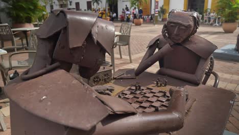 Estatua-Metálica-De-Dos-Hombres-Jugando-Al-Ajedrez-En-Cartagena,-Colombia