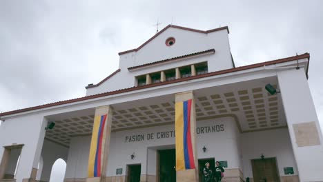 Monserrate-Kircheneingang-In-Bogota,-Kolumbien-An-Einem-Bewölkten-Tag