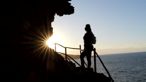 Junge-Frau-Mit-Hut-Bewundert-Während-Des-Sonnenuntergangs-Die-Landschaft-An-Der-Küste-Der-Gemeinde-Galdar-Auf-Der-Insel-Gran-Canaria-Und-Während-Des-Sonnenuntergangs