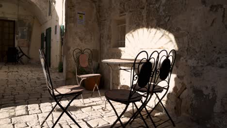 Matera,-Italien-Stühle-Und-Sonnenstrahl