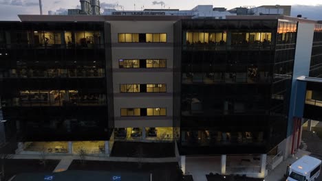 Aerial-Push-in-Schuss-Auf-Amerikanisches-Bürogebäude-Nachts-Beleuchtet