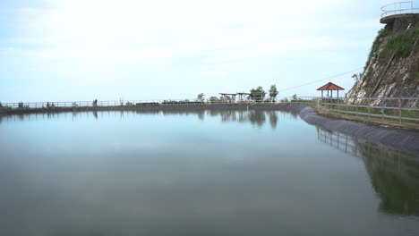 Schöner-Morgendlicher-Blick-Auf-Den-Grigak-teich,-Einen-Teich-Am-Rand-Des-Südlichen-Meeres-Im-Bezirk-Gunung-Kidul,-Yogyakarta,-Indonesien