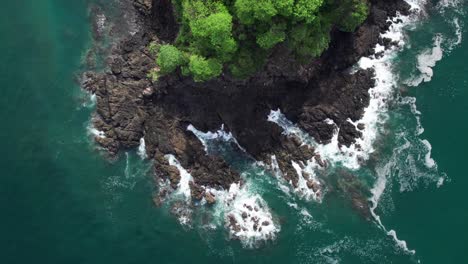 Wellen,-Die-Auf-Den-Felsen-In-Guanacaste-Costa-Rica-Zusammenstoßen