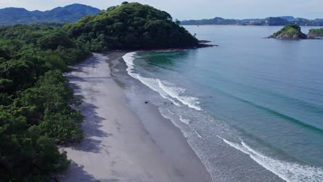 Hermosa-Playa-Llamada-Playa-Prieta,-Ubicada-En-La-Costa-Pacífica-De-Costa-Rica