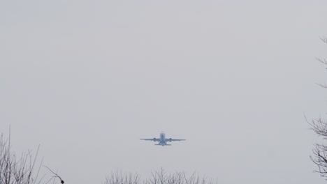 Avión-Blanco-Al-Despegar-En-Un-Día-De-Niebla