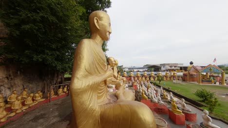 Fpv-drohnenaufnahme-Von-Buddha-Im-Thailändischen-Tempel