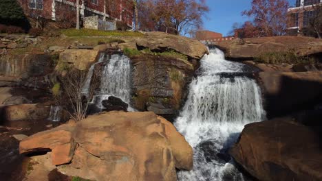 Luftaufnahme-Des-Rauschenden-Wasserfalls-In-Greenville,-South-Carolina