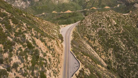 Erstellen-Sie-Einen-Drohnen-Zeitraffer-Von-Autos-Auf-Einer-Kurvenreichen-Bergstraße-Mit-üppigem-Grün-Im-Los-Angeles-National-Forest