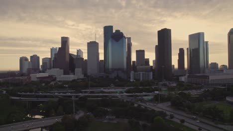 Luftaufnahme-Der-Skyline-Von-Houston-Bei-Sonnenaufgang-Mit-Verkehr