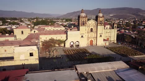 Metropolitane-Kathedrale-Von-Oaxaca-Unsere-Dame-Der-Annahme-Linke-Seitenansicht-Aufgenommen-Von-Einer-Drohne,-Die-Bei-Sonnenuntergang-Im-Zentrum-Von-Oaxaca-Herumfliegt