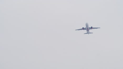 Weißes-Flugzeug-Gegen-Bewölkten-Himmel-Beim-Abflug