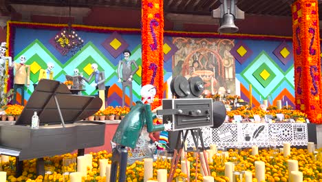 Tag-Der-Totenopfer-Vor-Dem-Regierungsgebäude-Im-Rathaus-Von-Coyoacan-In-Mexiko-Stadt,-Bestehend-Aus-Mehreren-Cempasúchil-Blumen,-Kerzen-Und-Totenköpfen,-Die-Als-Berühmte-Mexikanische-Charaktere-Verkleidet-Sind