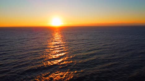 Ocean-Sunrise-Breaking-the-Horizon