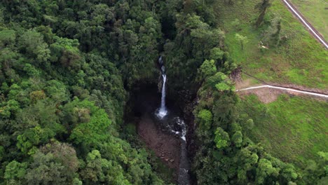 Cascada-En-Las-Montañas-De-Sarchi-En-Costa-Rica,-Su-Nombre-Es-Rio-Agrio,-Un-Lugar-Con-Un-Clima-Estupendo-Perfecto-Para-Visitar-En-Familia