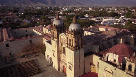 Drohnenaufnahme-Der-Kathedrale-Von-Oaxaca-Unserer-Lieben-Frau-Von-Der-Himmelfahrt-Bei-Sonnenuntergang