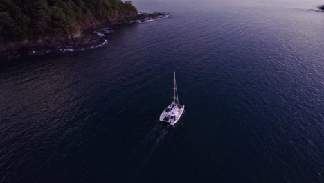 Paseos-En-Catamarán-En-La-Costa-De-Costa-Rica,-Son-Viajes-En-Aguas-Tranquilas-Perfectos-Para-Compartir-En-Familia